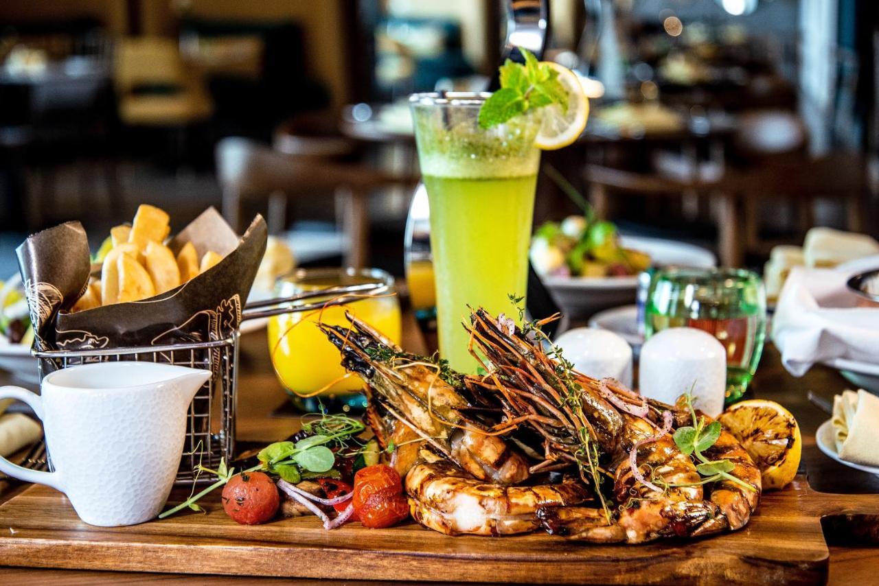 Pullman Sharjah Ξενοδοχείο Εξωτερικό φωτογραφία A meal at the restaurant