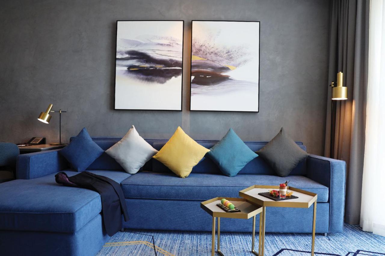 Pullman Sharjah Ξενοδοχείο Εξωτερικό φωτογραφία A living room in a hotel