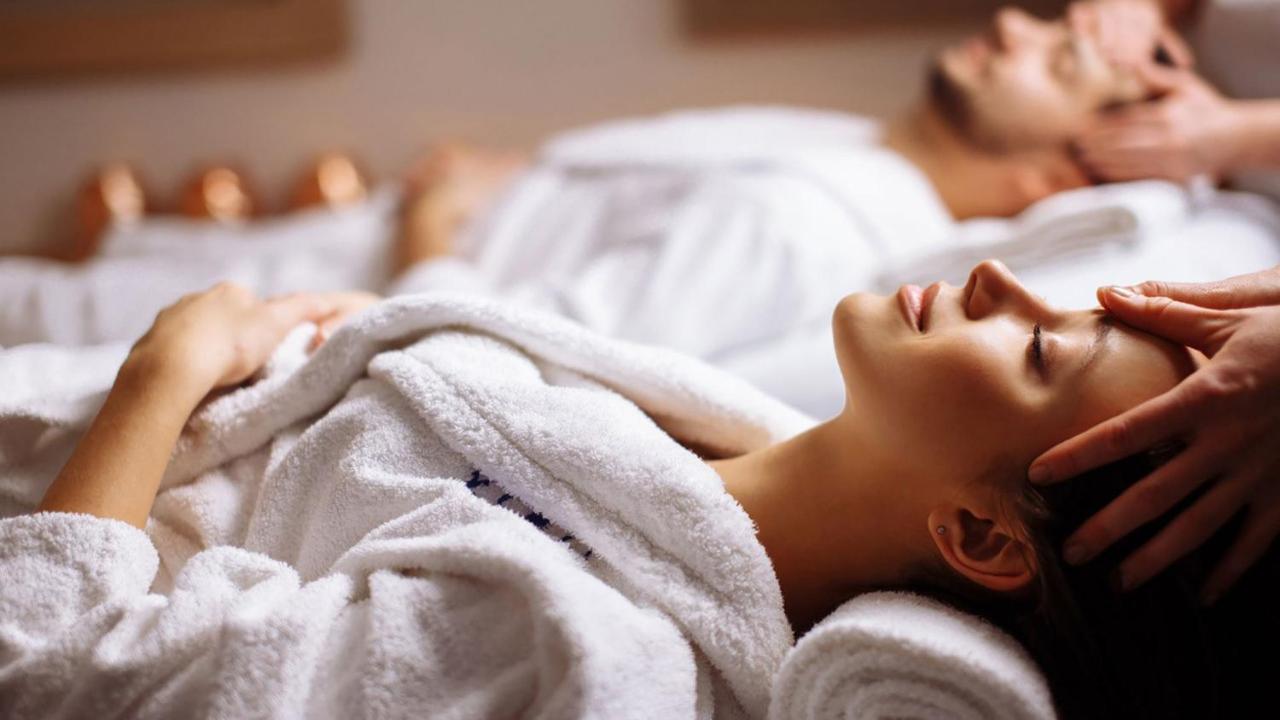 Pullman Sharjah Ξενοδοχείο Εξωτερικό φωτογραφία A woman receiving a spa treatment