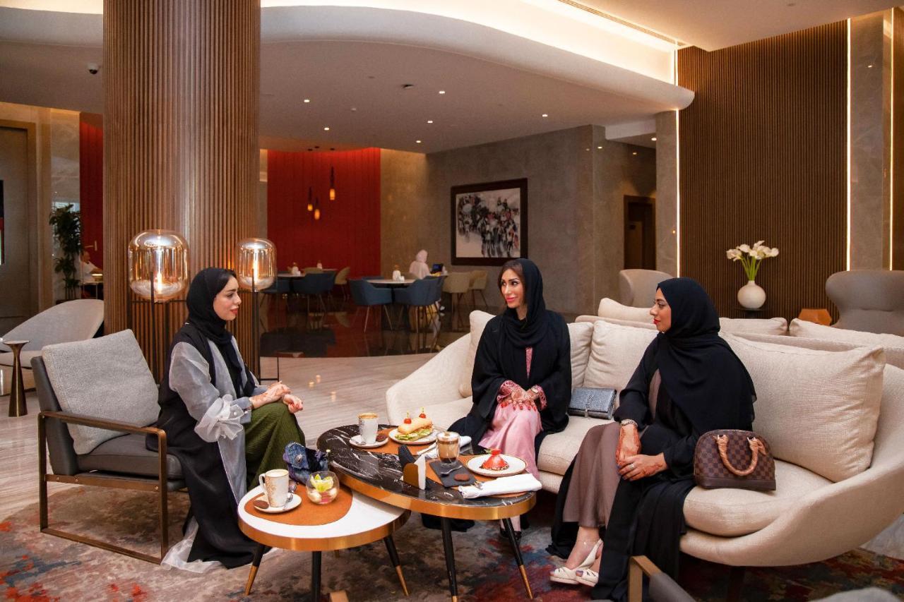 Pullman Sharjah Ξενοδοχείο Εξωτερικό φωτογραφία Arab women in Dubai wearing the abaya