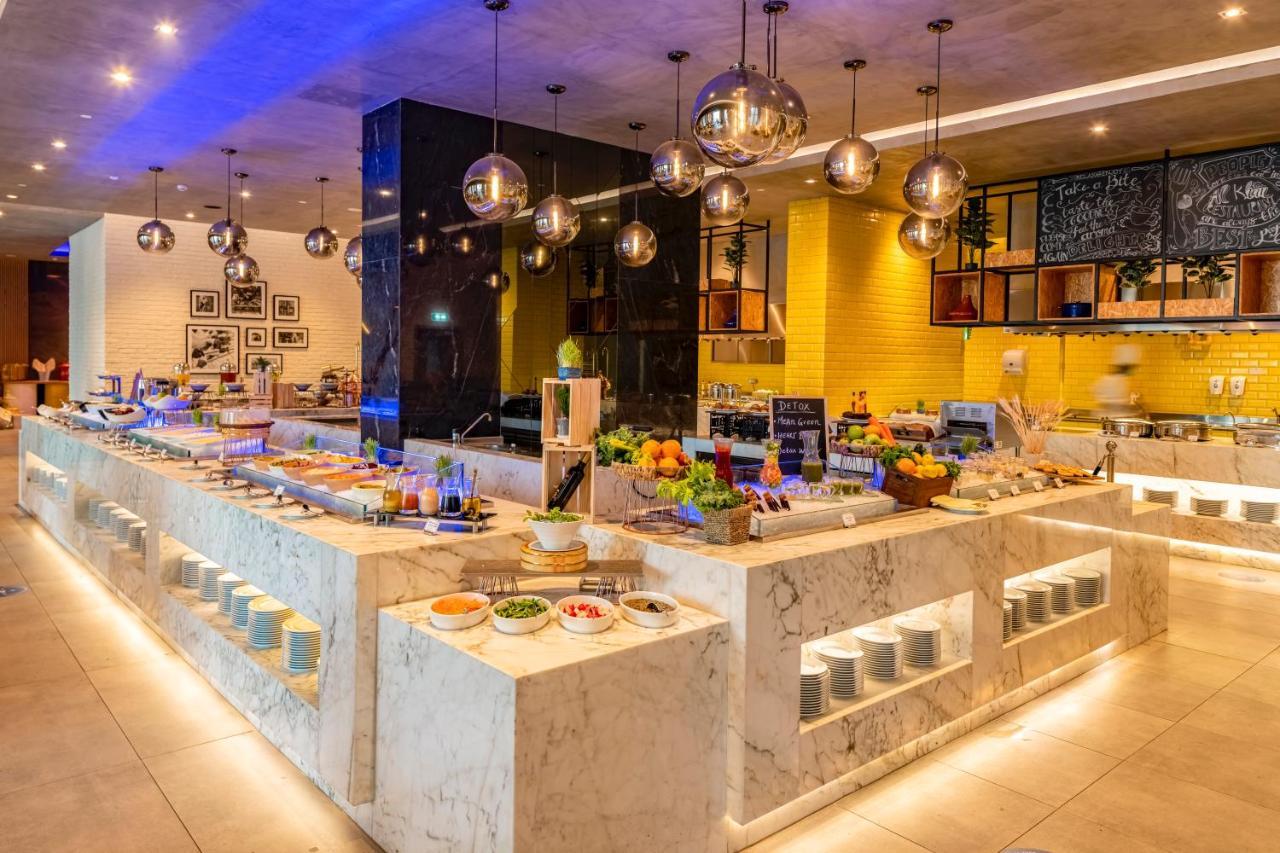 Pullman Sharjah Ξενοδοχείο Εξωτερικό φωτογραφία The buffet at the hotel