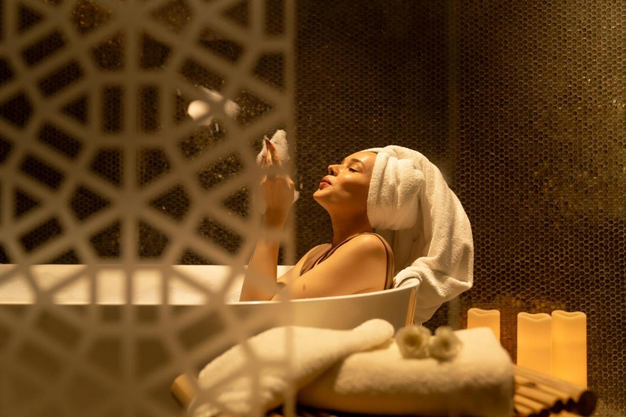 Pullman Sharjah Ξενοδοχείο Εξωτερικό φωτογραφία A woman in a spa